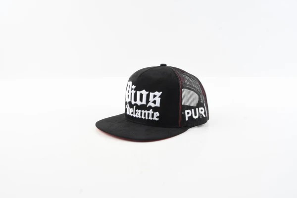Dios Por Delante (Negro y Rojo) (Ala Plana) - Puro 440 Hat