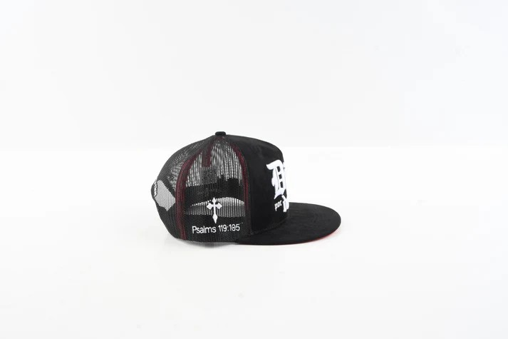 Dios Por Delante (Negro y Rojo) (Ala Plana) - Puro 440 Hat