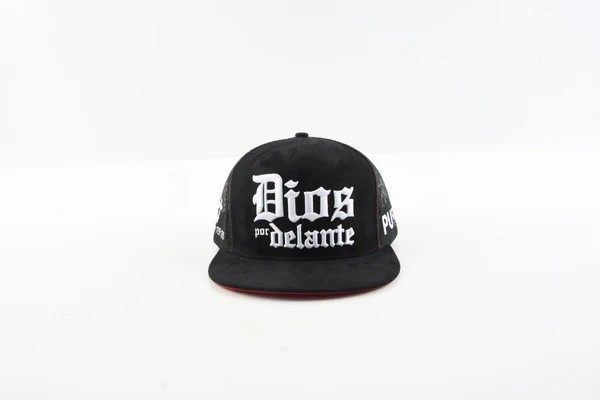 Dios Por Delante (Negro y Rojo) (Ala Plana) - Puro 440 Hat